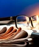 zeitungsstapel brille zeitungen