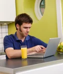 junger mann am laptop