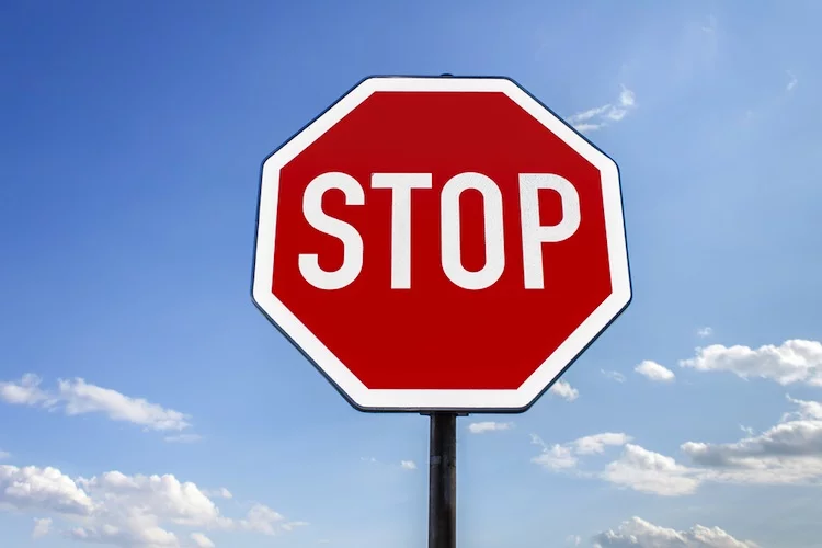 stopp-schild-750-shutt_149902325