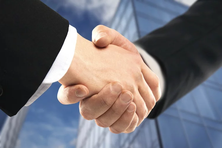handshake-750-shutt_144115801