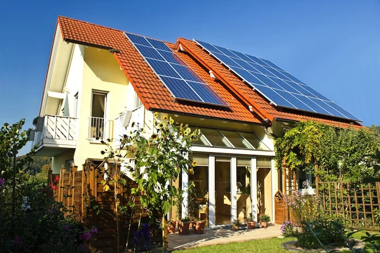 Haus mit Solaranlage