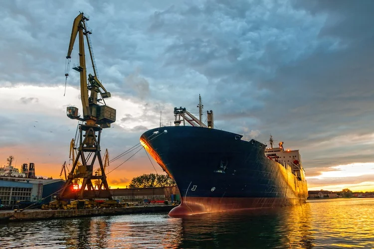 Konjunktur Hafen IV - 750- shutterstock_100828090