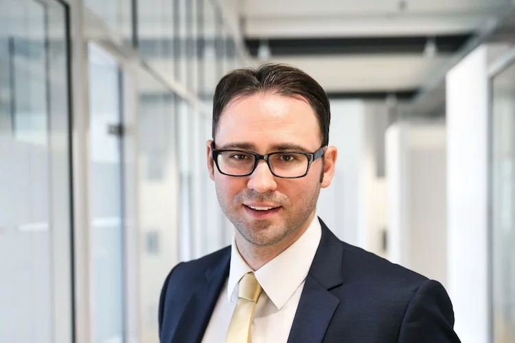 "In den USA arbeiten Anlageberater und Versicherungsexperten Hand in Hand. Sie bedienen zum Beispiel gleiche Zielgruppen oder positionieren sich als eine Einheit am Markt".