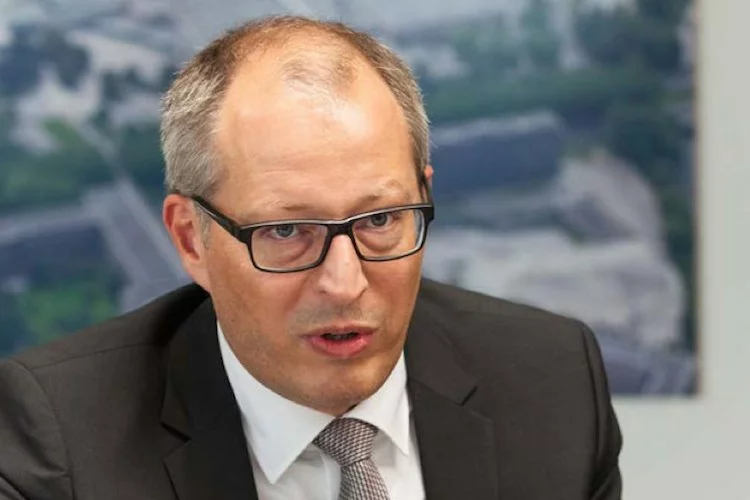 "Kunden in Großbritannien haben es heute mit weniger, aber besser qualifizierten und professionelleren Beratern zu tun. Makler haben sich von reinen Produktverkäufern zu Beratern entwickelt".