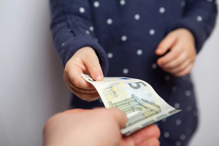 Beim Elternunterhalt kann das Sozialamt selbst noch von den Enkeln das Geld für die Pflege der Großeltern zurückfordern.