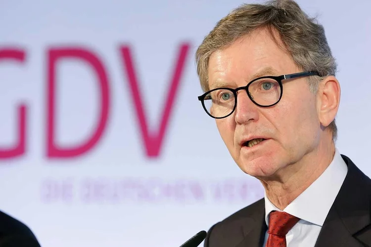 Den Versicherungstag des GDV in Berlin bezeichnete Verbandspräsident Alexander Erland als Demonstration der Versicherungswirtschaft, die Risiken und Herausforderungen der Zukunft aktiv angehen zu wollen.