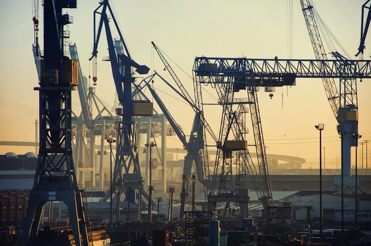 Der Containerverkehr mit China, dem mit Abstand wichtigsten Handelspartner des Hamburger Hafens, reduzierte sich um acht Prozent.