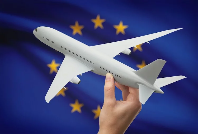 Die Verkehrskommissarin sagte den europäischen Luftfahrtgesellschaften zu, mit allen Mitteln dafür zu sorgen, dass der Wettbewerb auf der Welt nicht verzerrt wird.