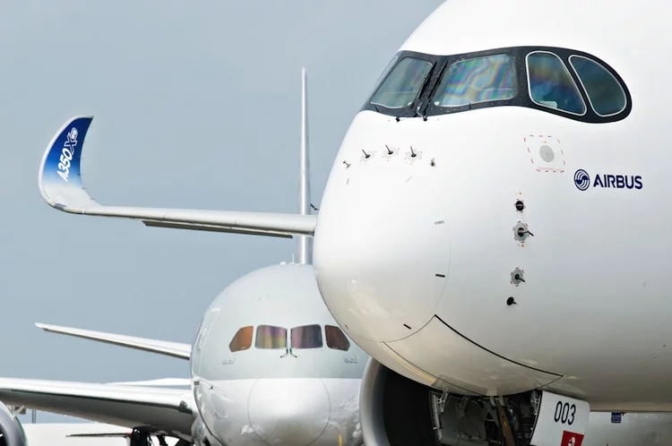 Doch während die Europäer den Gewinn im zweiten Quartal dank Sondereinnahmen trotzdem erheblich steigern konnten, geriet US-Erzrivale Boeing in die Verlustzone.