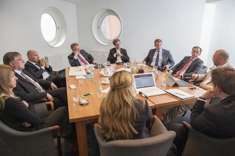 Die Teilnehmer des Roundtables (von links): Halime Koppius, Vorstand Degenia Versicherungsdienst, Ortwin Spies, Degenia Versicherungsdienst, Oliver Lang, Vorstand BCA, Dr. Frank Ulbricht, Vorstand BCA, Simon Bühl, Leiter Versicherung & Vorsorge bei Qualitypool, Martin Steinmeyer, Vorstand Netfonds, Oliver Drewes, Geschäftsführer Maxpool und Dr. Christian Waigel, Waigel Rechtsanwälte.