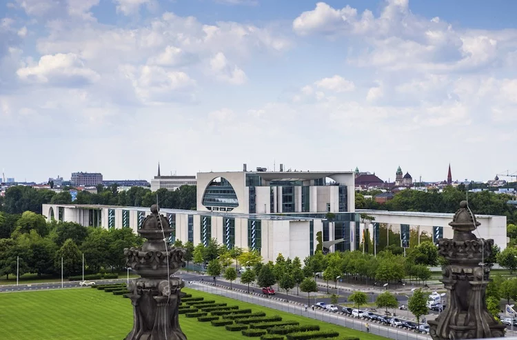 Neben internen Verhandlungen auch auf Spitzenebene in der Koalition ist für Ende Oktober in Berlin eine Abschlusssitzung des Rentendialogs angesetzt.