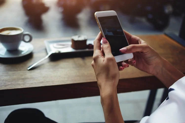 Gefragt nach den konkreten Vorstellungen, wünschen sich Kunden laut Umfrage von einer App zum Beispiel eine Möglichkeit, Schadensfälle per Foto digital zu übermitteln und Verträge zu verwalten.