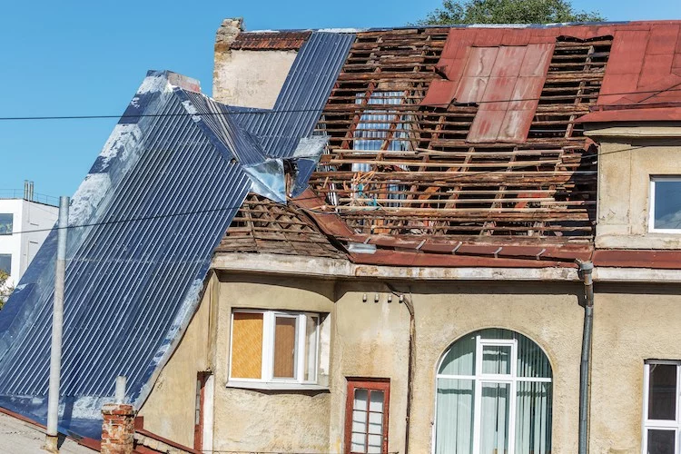 Die Haus- und Grundbesitzerhaftpflichtversicherung greift beispielsweise, wenn Passanten durch herabfallende Dachziegel verletzt werden.