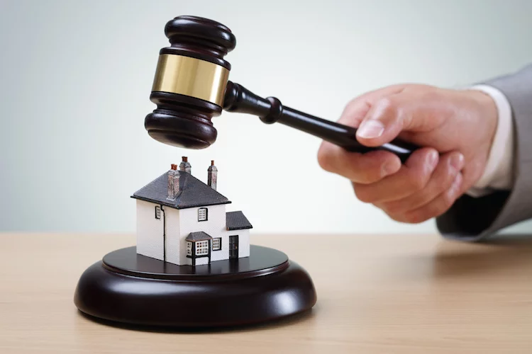 haus gericht hammer urteil shutterstock_290998670