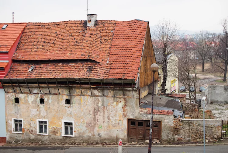 haus verfallen alt dorf shutterstock_426882205