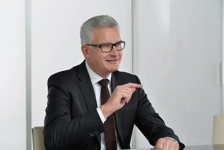 das seit Jahrzehnten in den Industrieländern sinkende Produktivitätswachstum lastet auf den Finanzmärkten. Die schwindende Produktivität wirkt sich mit zeitlicher Verzögerung negativ auf die Gewinne aus. Es droht ein Teufelskreis