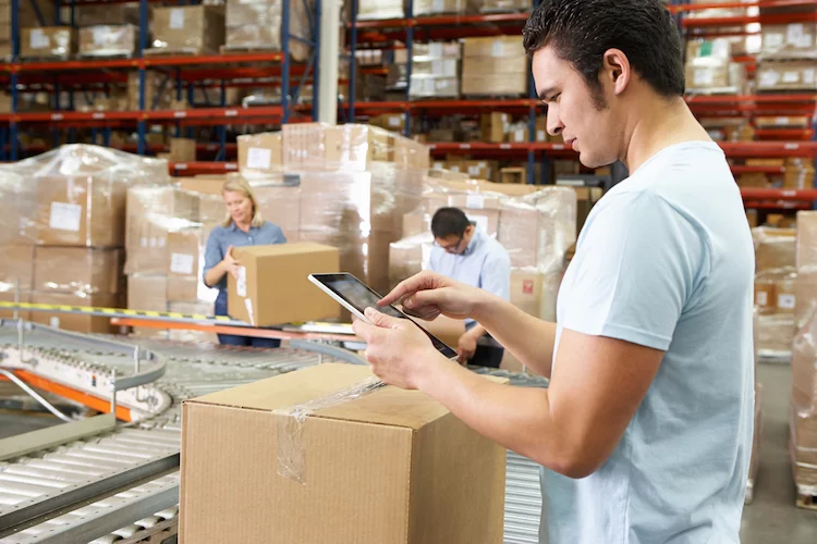 logistik lagerhalle arbeiter regal paket shutterstock_129624131