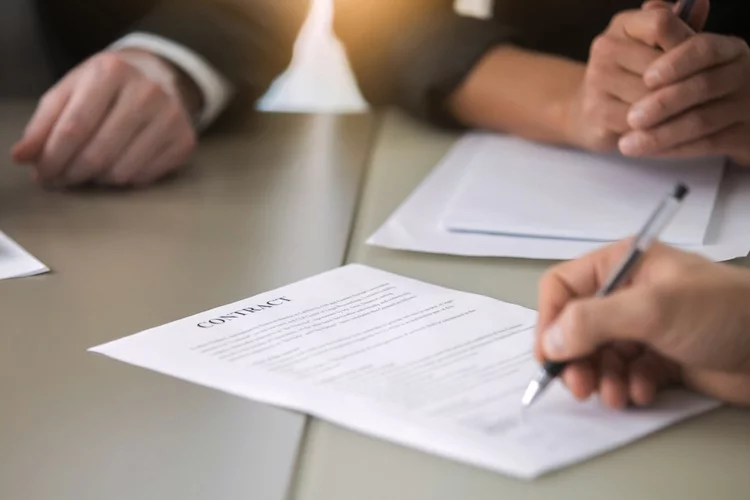 Zuvor hatten bereits mehrere Versicherer ihre Überschussbeteiligungen gesenkt, darunter die Allianz.