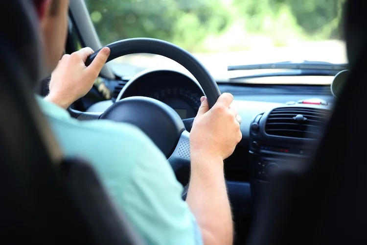 Wer seinen Fahrstil per Smartphone-App überwachen lässt und sicher fährt, zahlt bis zu dreißig Prozent weniger Beitrag.