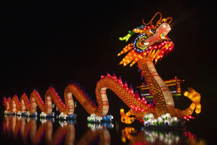 China-Drache-Wasser-750