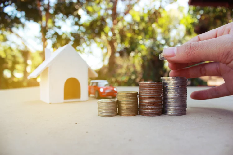 haus geld kredit finanzierung shutterstock_558216838