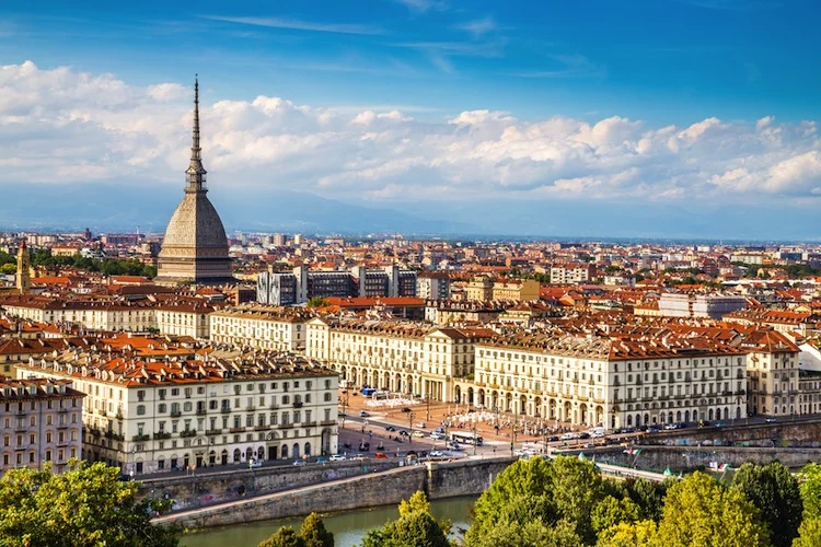 Intesa Sanpaolo ist eines der größten italienischen Kreditinstitute mit Firmensitz in Turin.