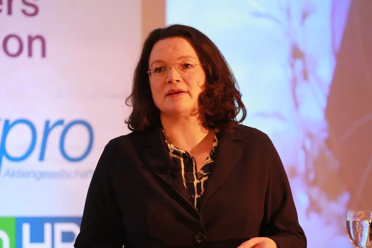 Man könne auch künftig nicht auf das Drei-Säulen-Modell aus gesetzlicher Rente, betrieblicher und privater Altersvorsorge verzichten, betonte Andrea Nahles in Berlin.