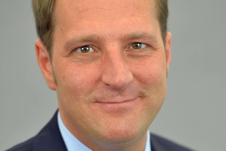 Christian Riemann erzielt mit seinem Fonds bei niedriger Volatilität stattliche Renditen.