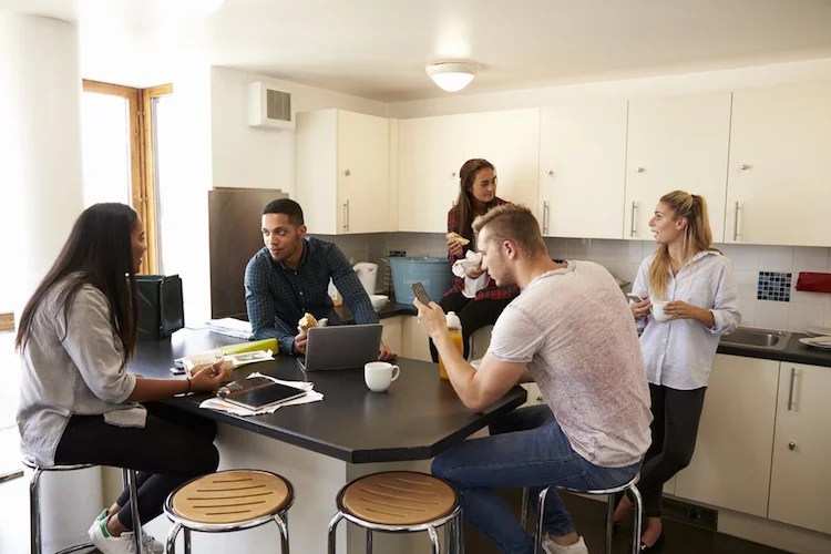 studenten wohnheim kueche shutterstock_479010157