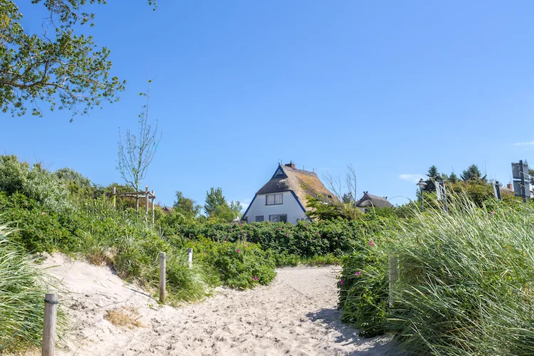 ferienhaus ostsee ahrenshoop shutterstock_380737339