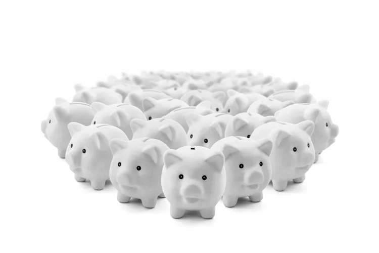 sparschwein kreis menge viele schwein sparen crowd shutterstock_259185845