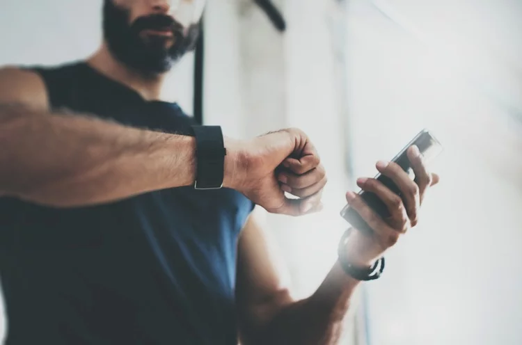 Experten sind sich uneins, ob Fitness-Bänder und Computer-Uhren in dem Markt nebeneinander existieren werden - oder ob sich die Smartwatches mit ihrer Funktionsvielfalt trotz des höheren Preises durchsetzen werden.