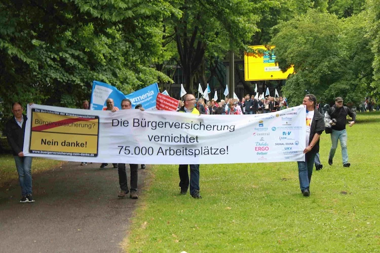 Unter den Demonstranten waren Unter ihnen viele Betriebsräte und Gewerkschafter.
