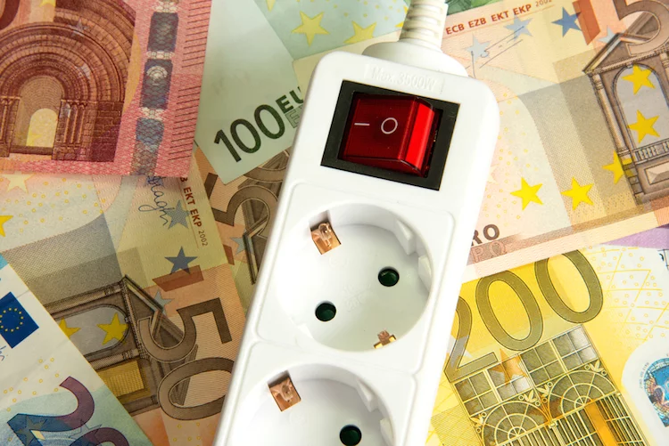 Nebenkosten strom haus geld rechnung steckdose euro wohnung shutterstock_523653616