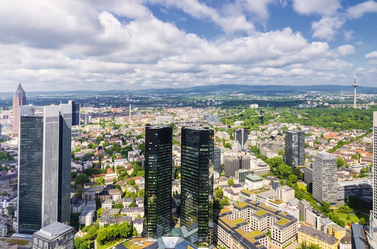 frankfurt taunus buro buero finanz shutterstock_541573369