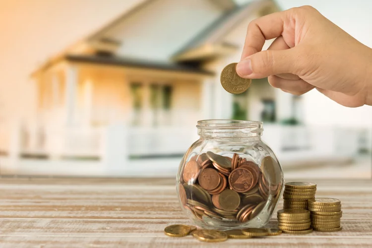 haus finanzierung finanzieren zahlen bezahlen kredit tilgen tilgung geld munzen muenzen euro shutterstock_408381880
