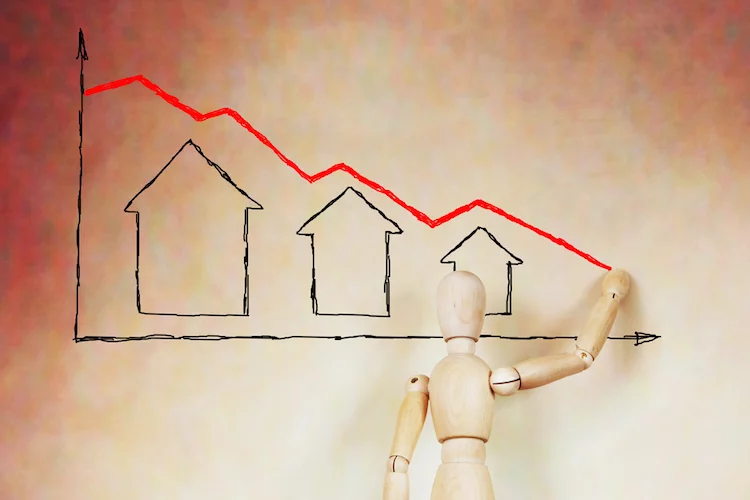 haus preis sinkt fall chart pfeil shutterstock_371313115