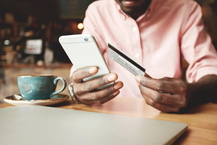 online banking digital smartphone smart phone credit card kredit karte online bank shutterstock_435536971