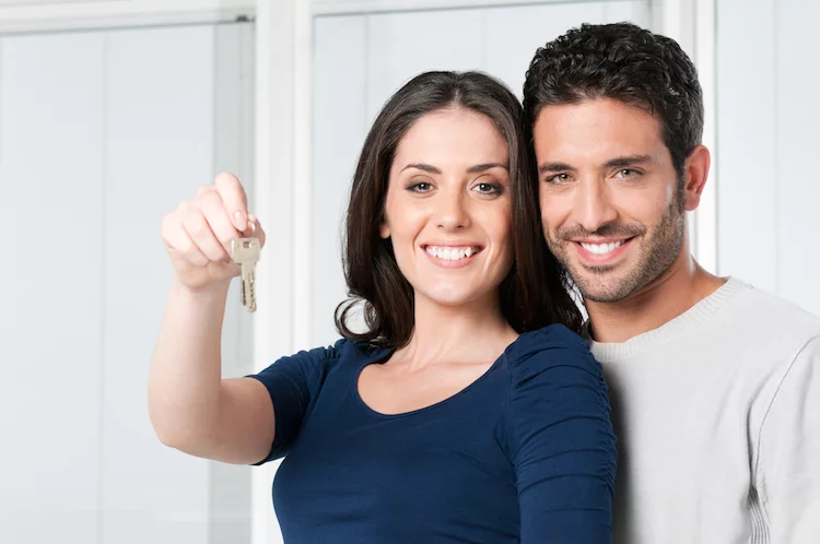 paar wohnung zufrieden glucklich gluecklich haus schlussel schluessel shutterstock_73457929