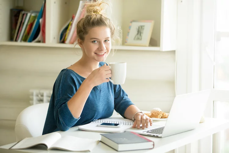 student wohnheim wohnung wg arbeit lernen laptop kaffee buch studieren studentin shutterstock_489645874