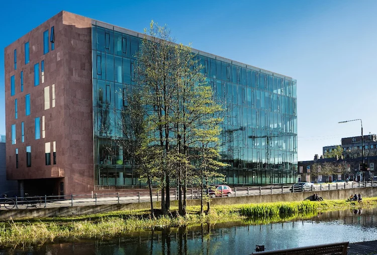 "1 Grand Parade Dublin" ist Zukauf für Spezial-AIF