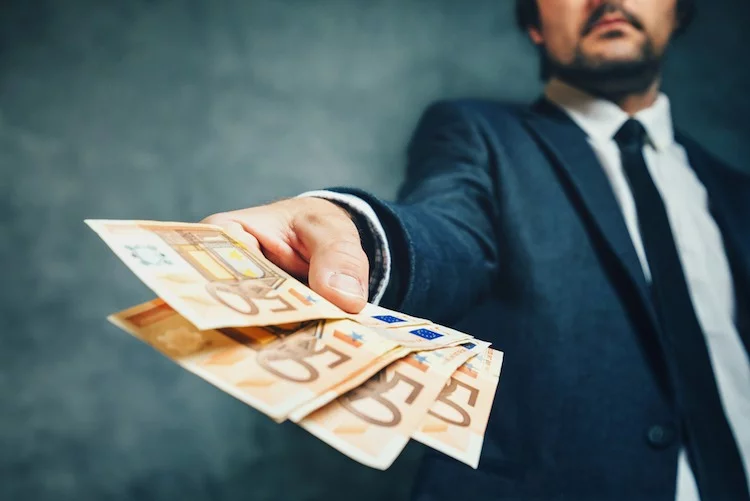 Die Mittel zur Vorfinanzierung könnten über das sogenannte Factoring, über Maklerpools, Versicherungsgesellschaften oder auch durch den Vermittler selbst generiert werden, indem er Fremdkapital bei einer Bank aufnimmt.