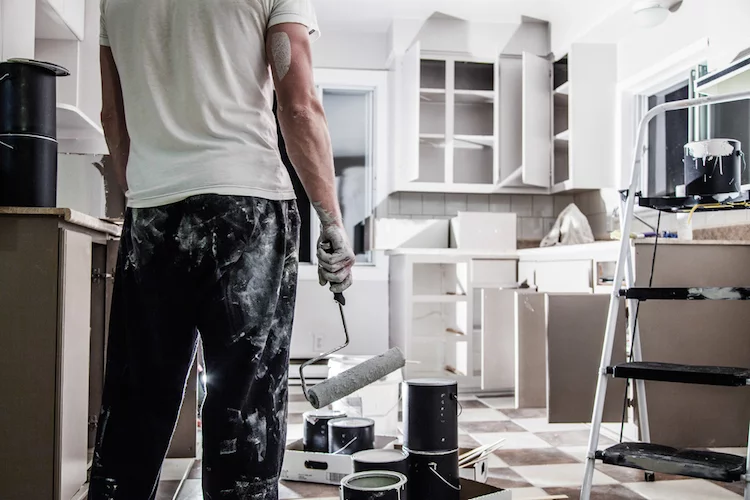 kueche haus wohnung renovieren renovierung arbeit farbe streichen shutterstock_220534573