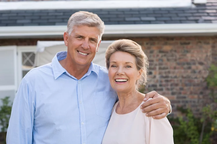 rentner haus paar altersvorsorge alt immobilie shutterstock_492562735