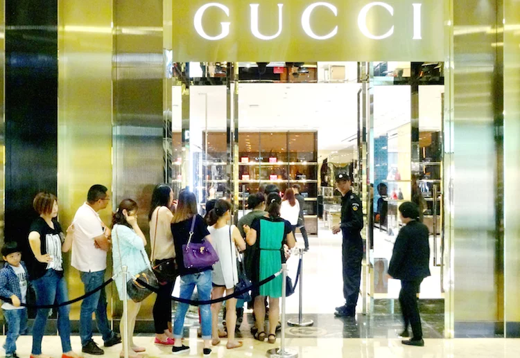 Gucci-Filiale in Shanghai: Luxusartikel werden für immer mehr Chinesen erschwinglich.