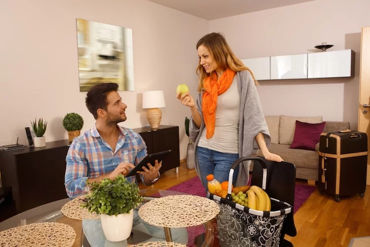 ferienwohnung airbnb vermietung wohnung paar frau mann obst koffer untervermietung shutterstock_230830339
