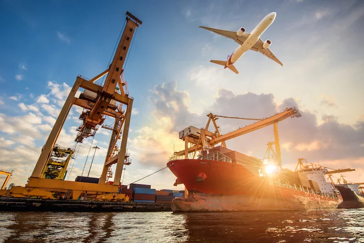 Verladeplatz im Hafen mit Containern, Containerschiff und Flugzeug.