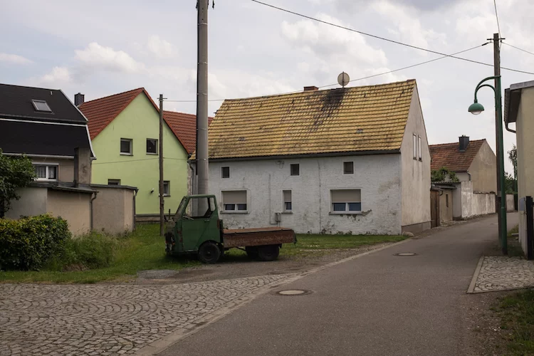 sachsen verfallen leer leerstand dorf land shutterstock_666664606