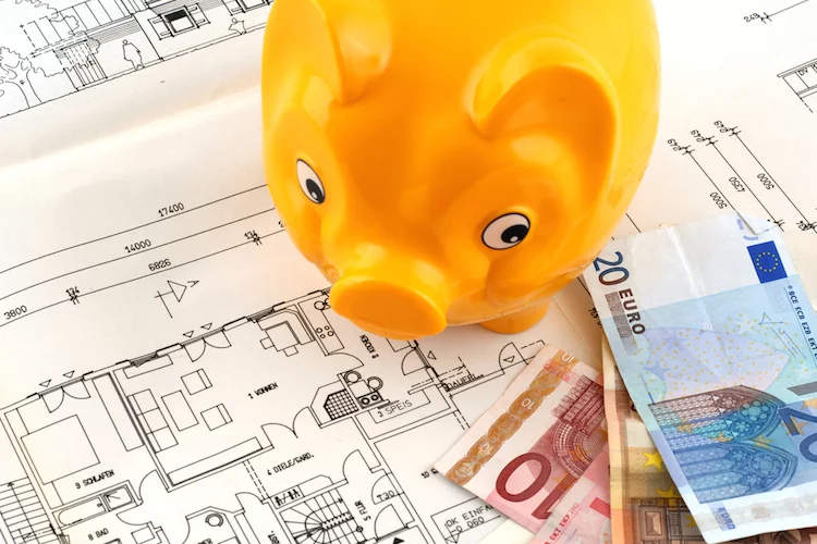 sparschwein bau haus geld euro sparen kredit darlehen shutterstock_13518553