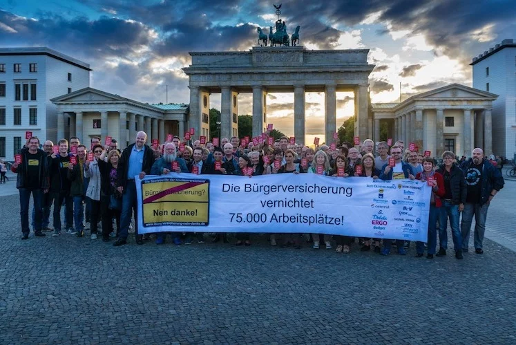 Unterstützt wurden sie dabei durch die Gewerk- schaften “DBV“, “DHV“ und “NAG“.